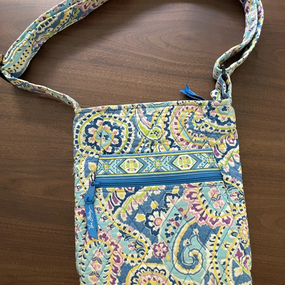 Vera Bradley shoulder bag.